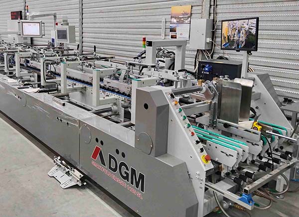 ФАЛЬЦЕВАЛЬНО-СКЛЕИВАЮЩАЯ МАШИНА DGM SMARTFOLD 1100SL В ООО «ГАММА-УНИПАК»