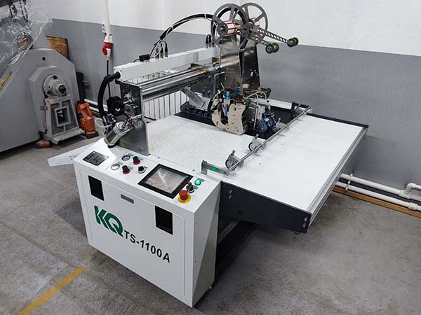 Полуавтоматическая система нанесения двусторонней ленты KEQI TS-1100A в типографии «Одеон»