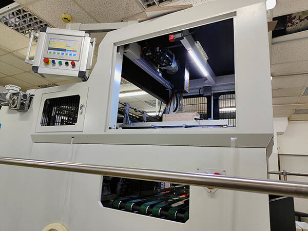 Автоматическая машина ZHONGKE ZK-6421 для производства жестких коробок в FineArtPrint