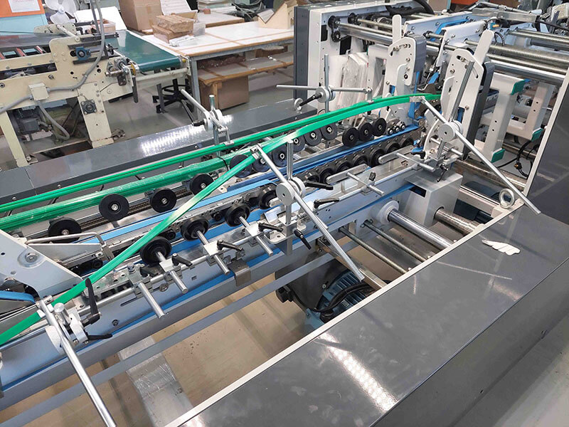 Фальцевально-склеивающая машина DGM 6-точек в типографии Харменс Бердск