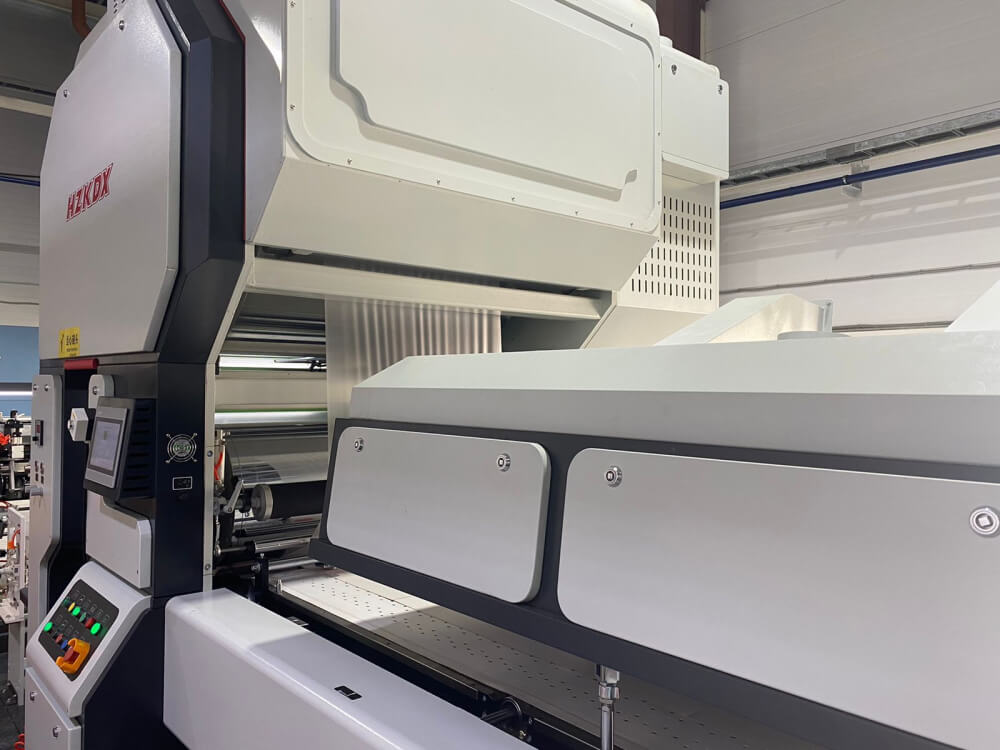 Новый автоматический клеевой ламинатор KMM106EW в Типографии Печатня